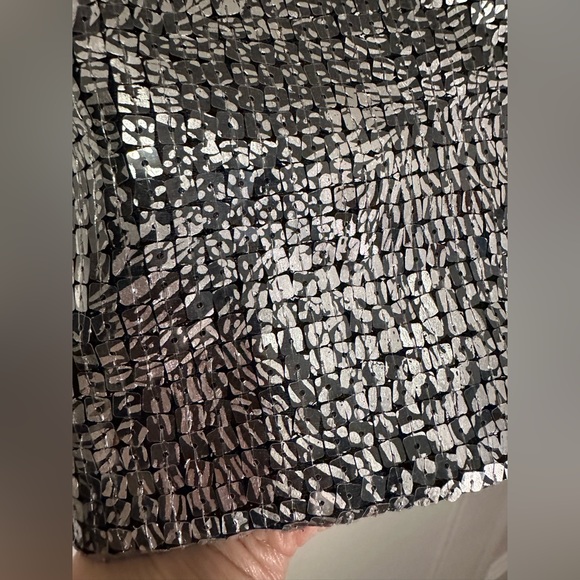 Banana Republic silver sequin mini skirt - Size 4 - Picture 6 of 7